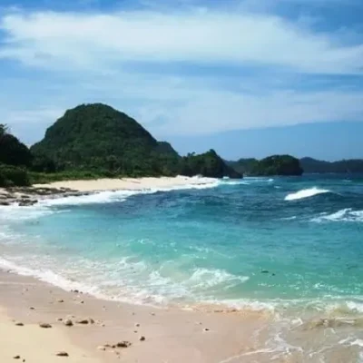 10 Pantai Menakjubkan di Malang yang Menyajikan Pemandangan Luar Biasa