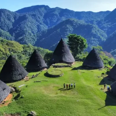 10 Tempat Wisata di Manggarai yang Memadukan Keindahan Alam & Budaya Unik