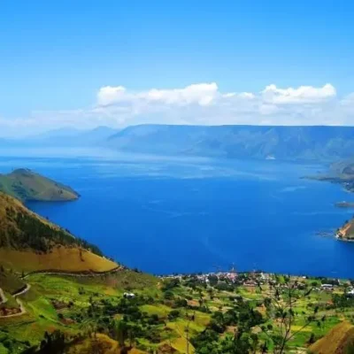 10 Wisata Danau di Sumatera Utara yang Menawarkan Keindahan Alam & Aktivitas Seru